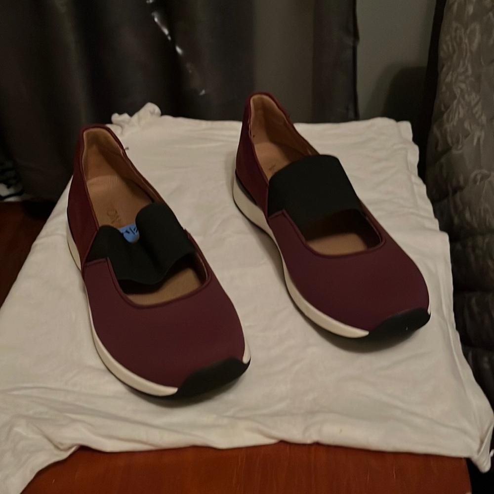 Brand new Vionic shoes